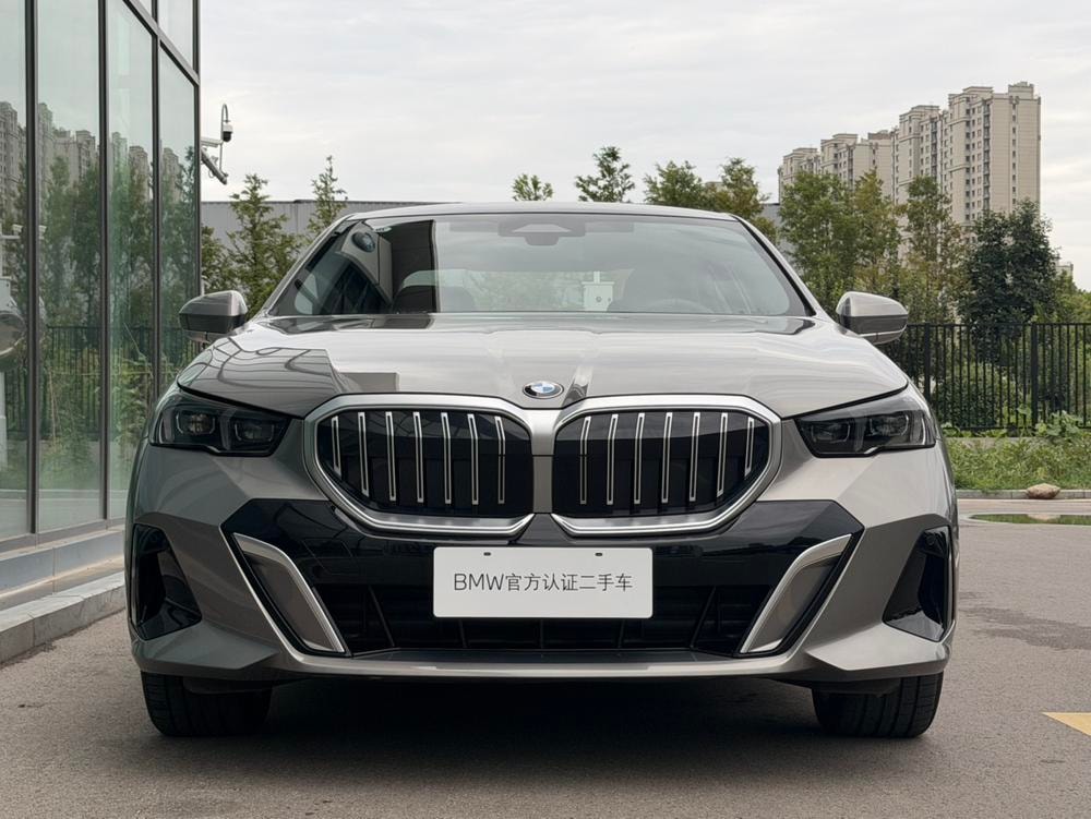 BMW 5-Series 2024 — фото автомобиля