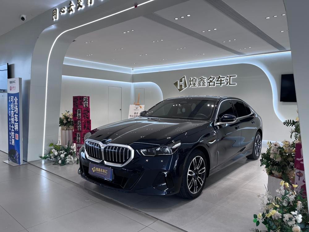 BMW 5-Series 2025 — фото автомобиля 1