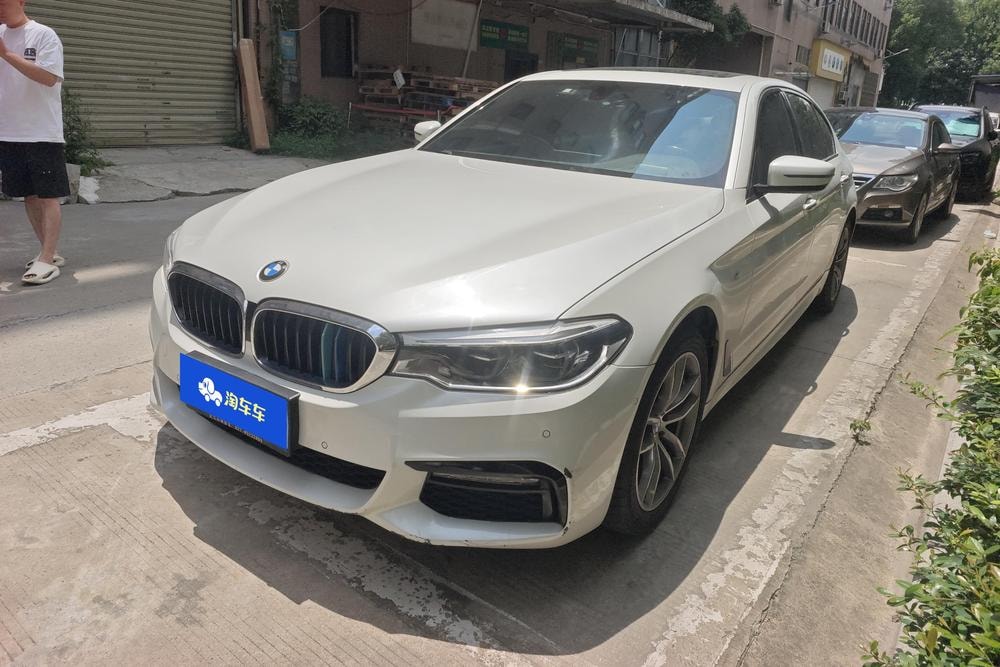 BMW 5-Series 2018 — фото автомобиля 1