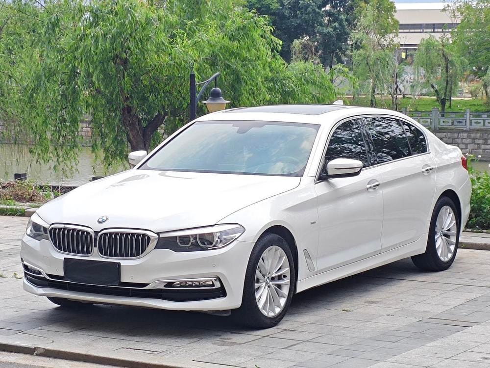 BMW 5-Series 2018 — фото автомобиля