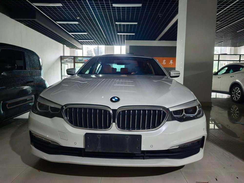 BMW 5-Series 2018 — фото автомобиля