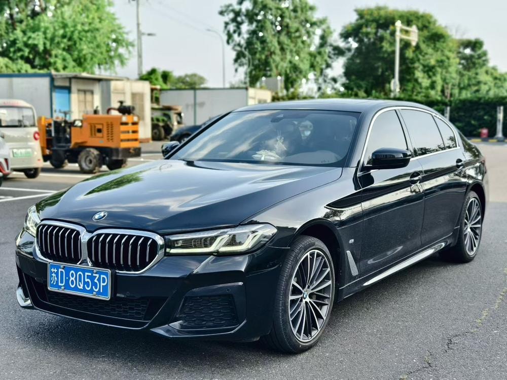 BMW 5-Series 2023 — фото автомобиля 1