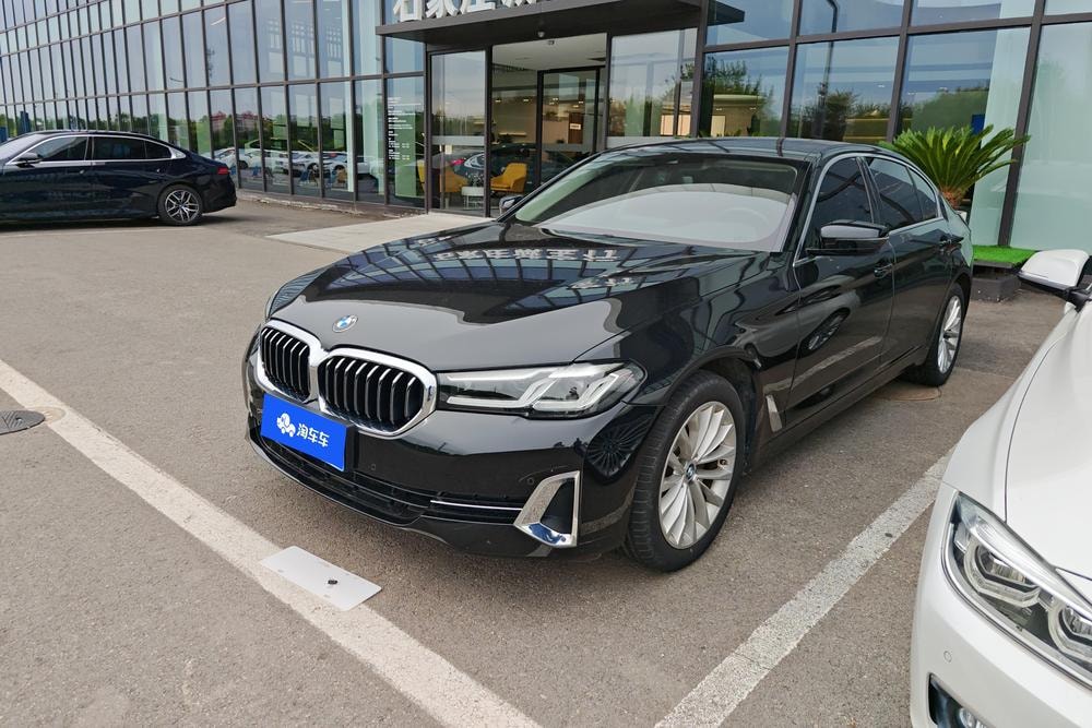 BMW 5-Series 2022 — фото автомобиля