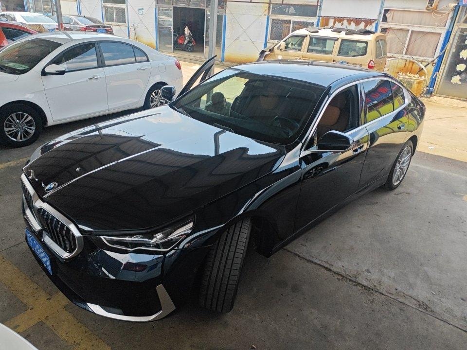 BMW 5-Series 2024 — фото автомобиля 1