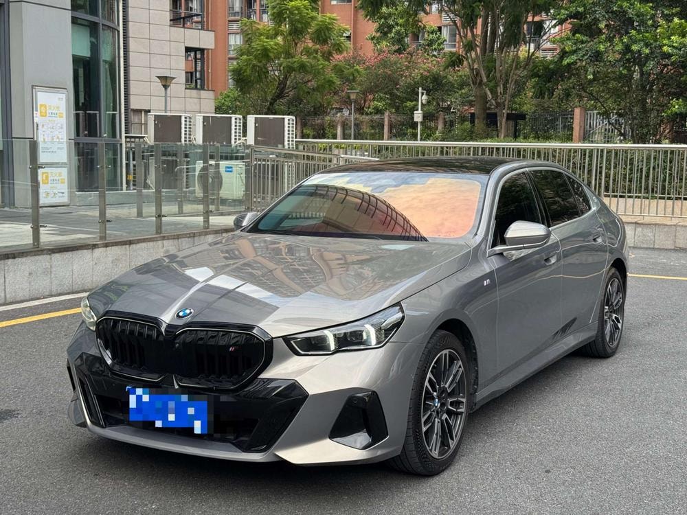 BMW 5-Series 2024 — фото автомобиля