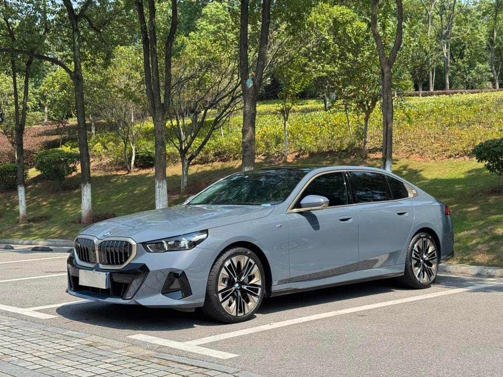 BMW 5-Series 2024 — фото автомобиля 1