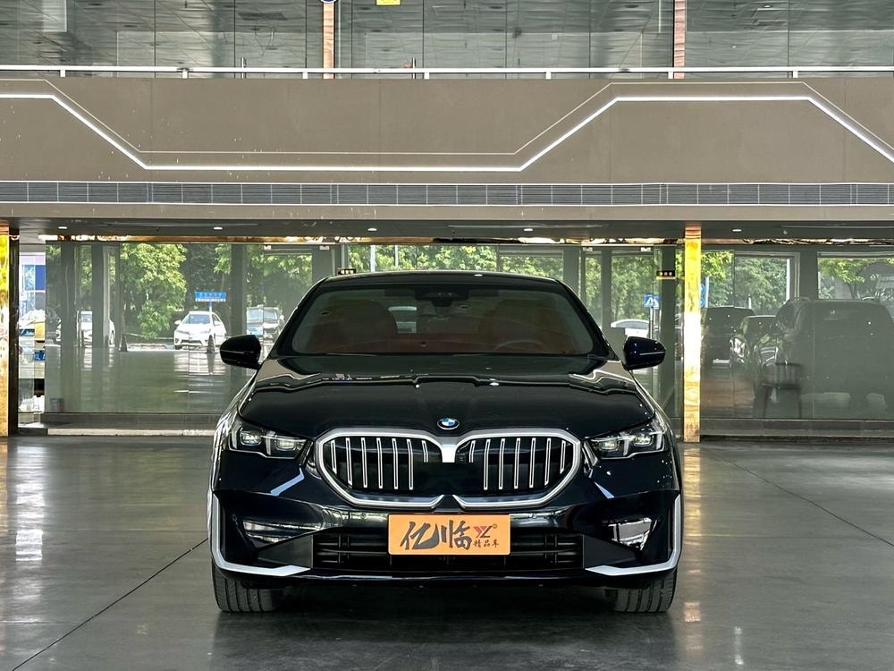 BMW 5-Series 2024 — фото автомобиля