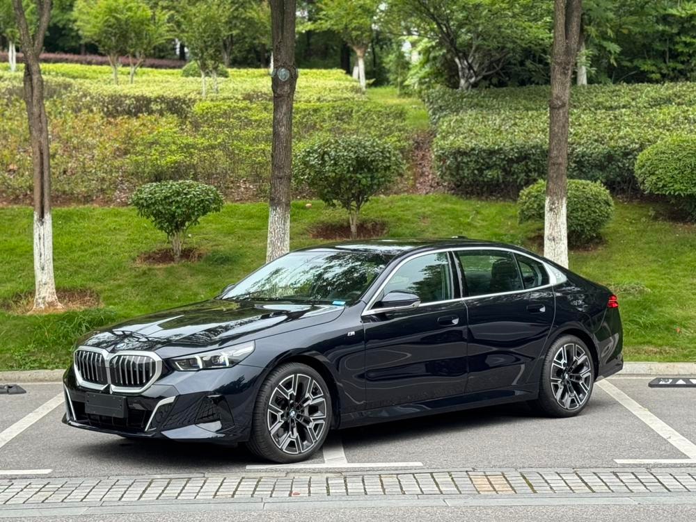 BMW 5-Series 2025 — фото автомобиля