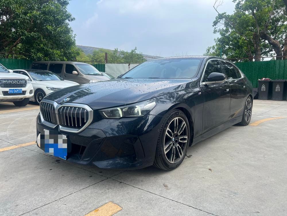 BMW 5-Series 2025 — фото автомобиля 1