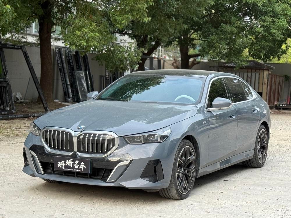 BMW 5-Series 2024 — фото автомобиля