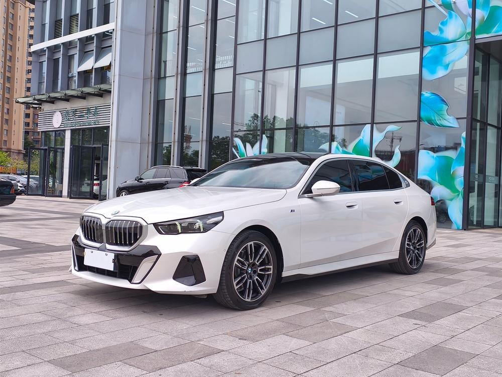 BMW 5-Series 2025 — фото автомобиля 1