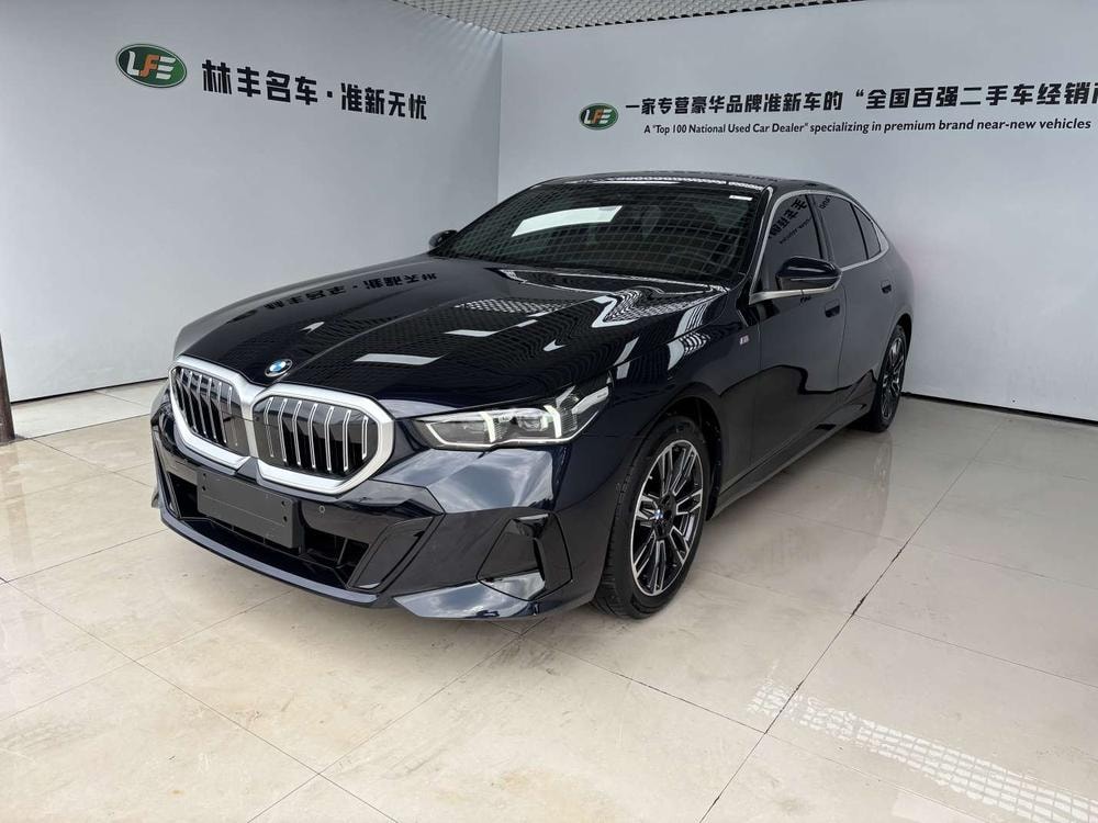 BMW 5-Series 2025 — фото автомобиля 1