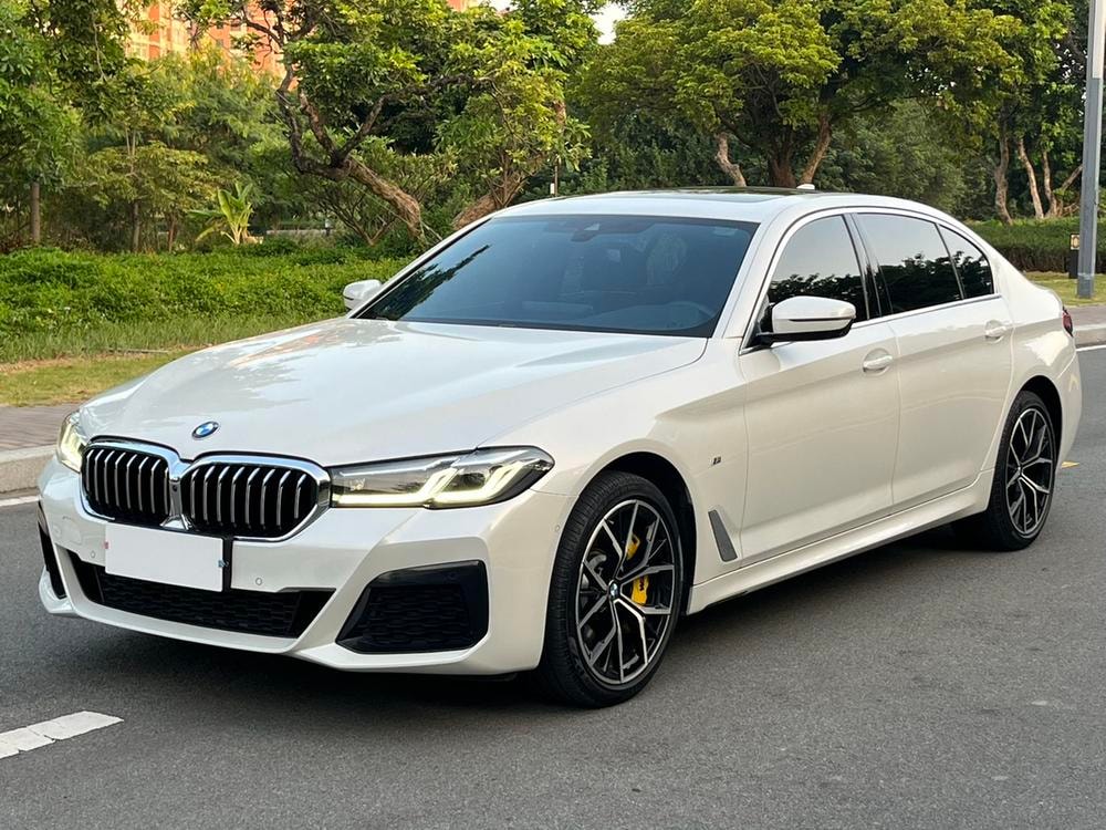 BMW 5-Series 2022 — фото автомобиля