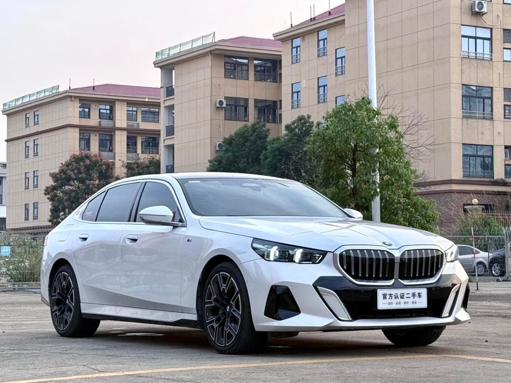 BMW 5-Series 2025 — фото автомобиля