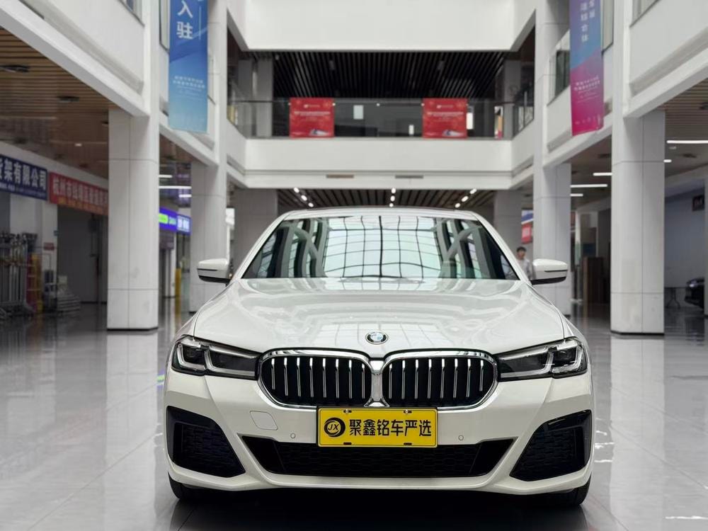 BMW 5-Series 2022 — фото автомобиля
