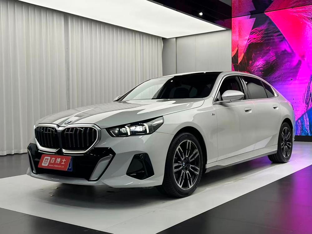 BMW 5-Series 2024 — фото автомобиля 1