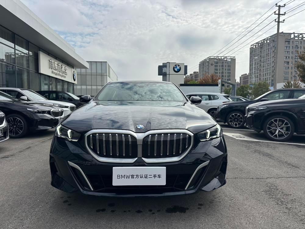BMW 5-Series 2025 — фото автомобиля 1