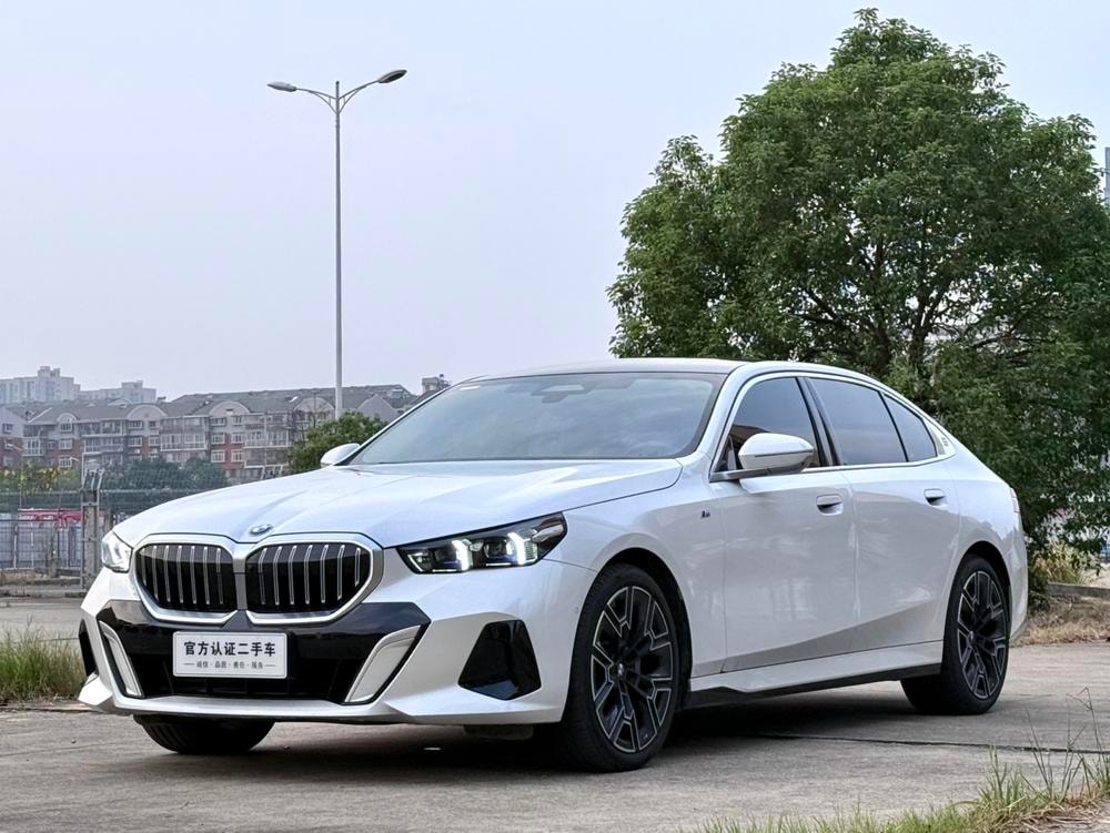 BMW 5-Series 2024 — фото автомобиля 1