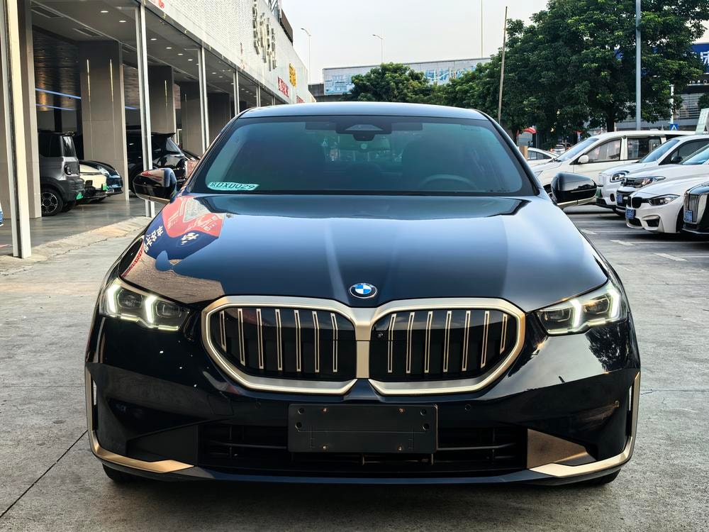 BMW 5-Series 2024 — фото автомобиля 1
