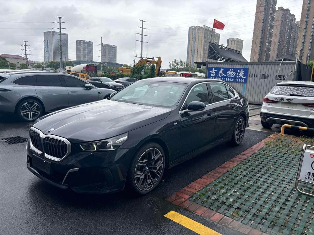 BMW 5-Series 2025 — фото автомобиля
