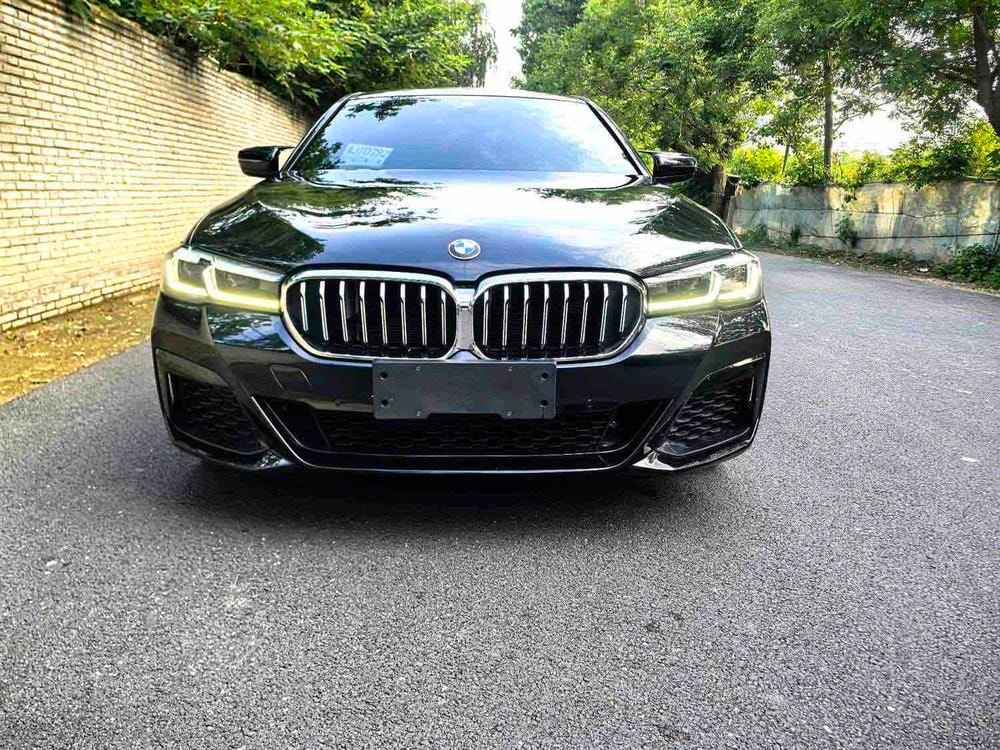 BMW 5-Series 2022 — фото автомобиля