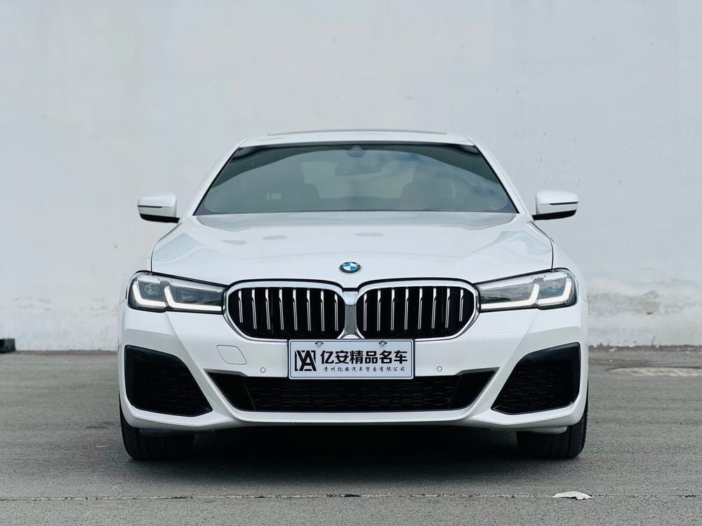 BMW 5-Series 2022 — фото автомобиля
