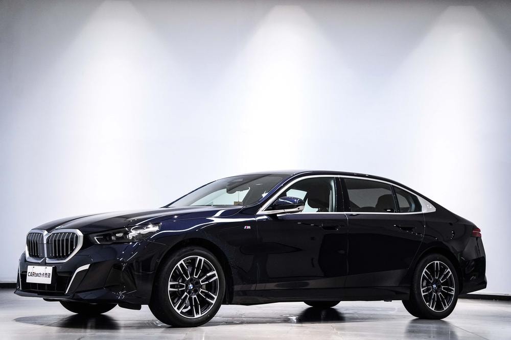 BMW 5-Series 2025 — фото автомобиля