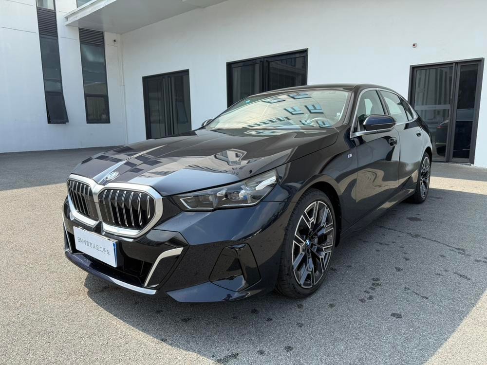 BMW 5-Series 2025 — фото автомобиля