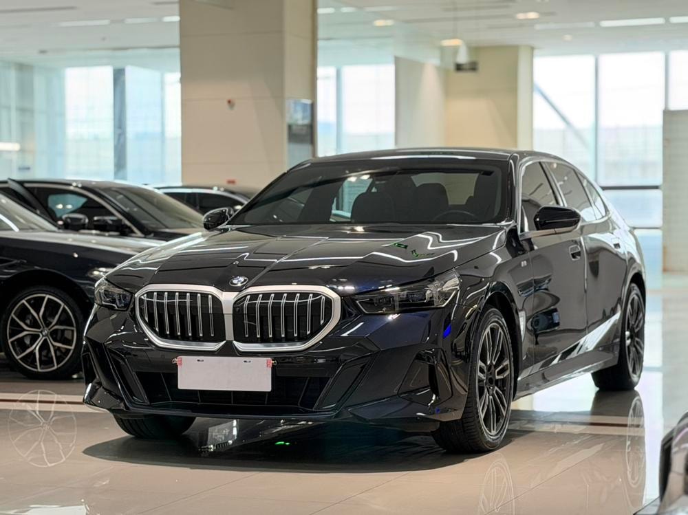 BMW 5-Series 2024 — фото автомобиля