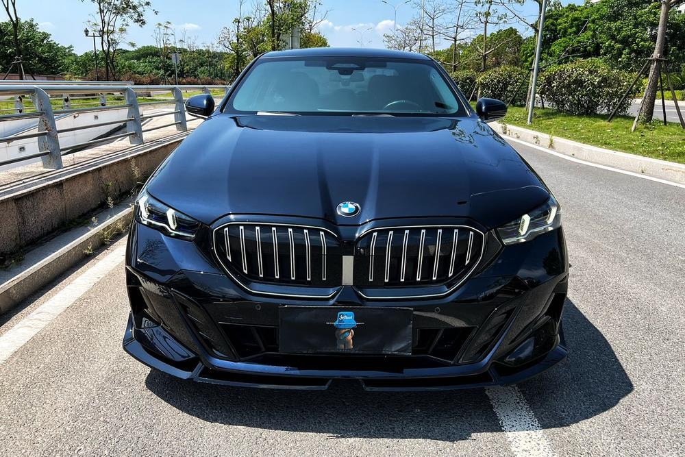 BMW 5-Series 2024 — фото автомобиля