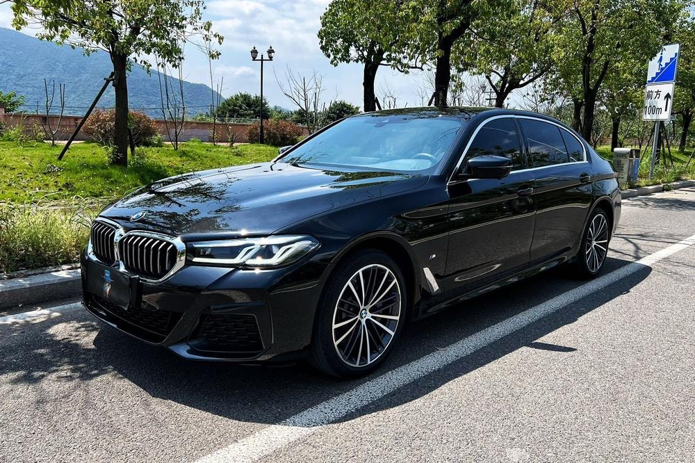 BMW 5-Series 2022 — фото автомобиля