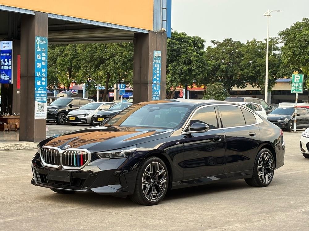 BMW 5-Series 2024 — фото автомобиля 1