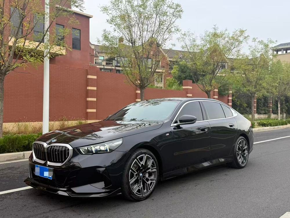 BMW 5-Series 2025 — фото автомобиля