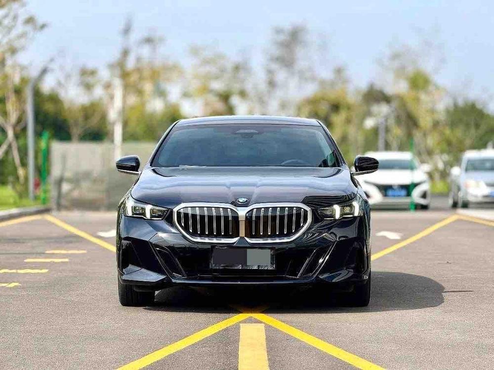BMW 5-Series 2025 — фото автомобиля