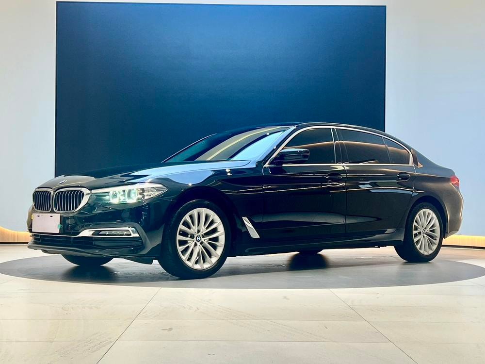 BMW 5-Series 2019 — фото автомобиля 1