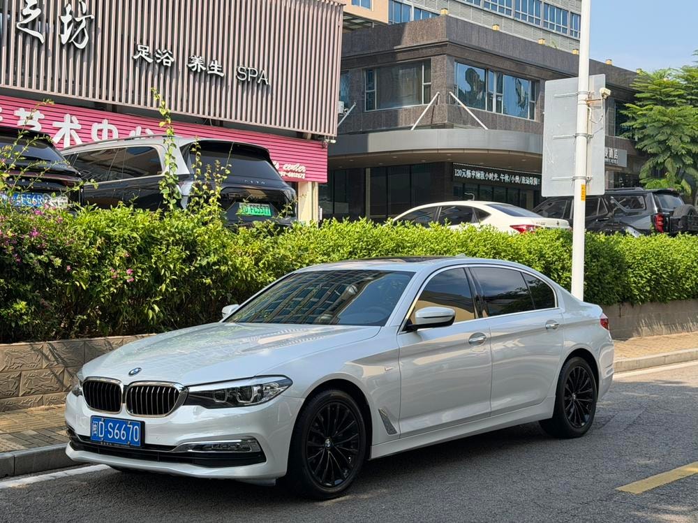 BMW 5-Series 2018 — фото автомобиля 1