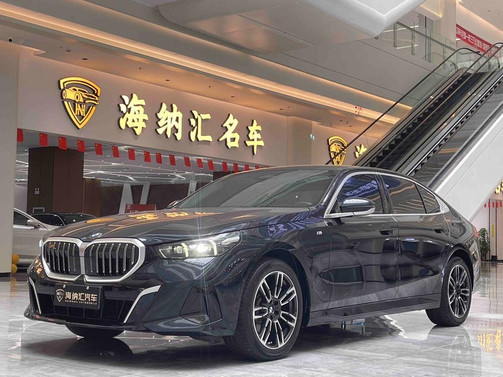 BMW 5-Series 2024 — фото автомобиля 1