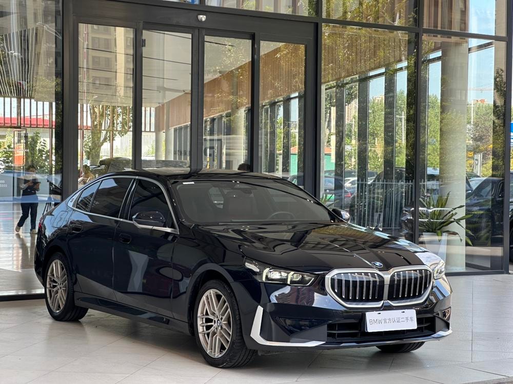 BMW 5-Series 2024 — фото автомобиля