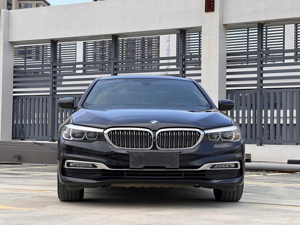 BMW 5-Series 2018 — фото автомобиля 1
