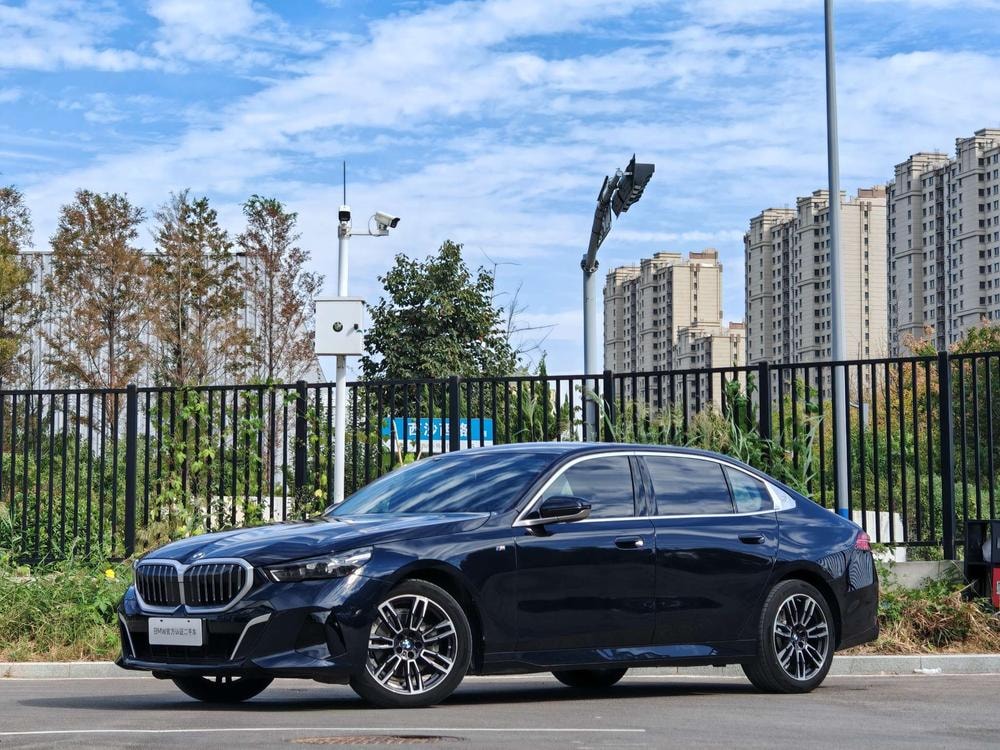 BMW 5-Series 2025 — фото автомобиля 1