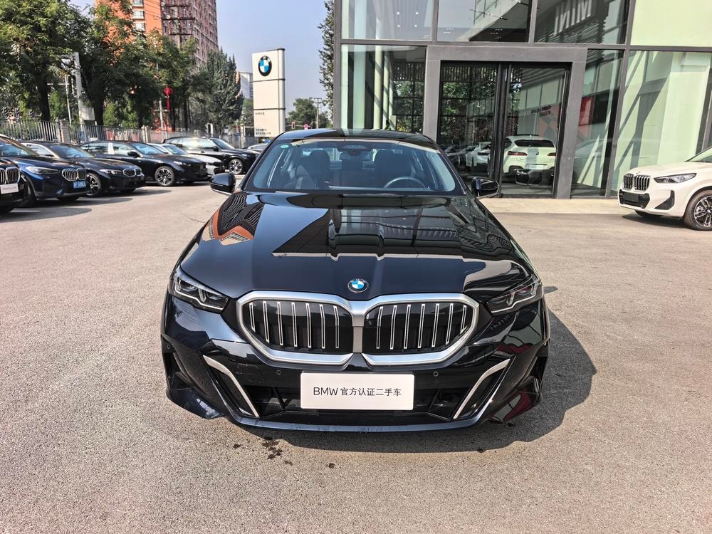 BMW 5-Series 2025 — фото автомобиля