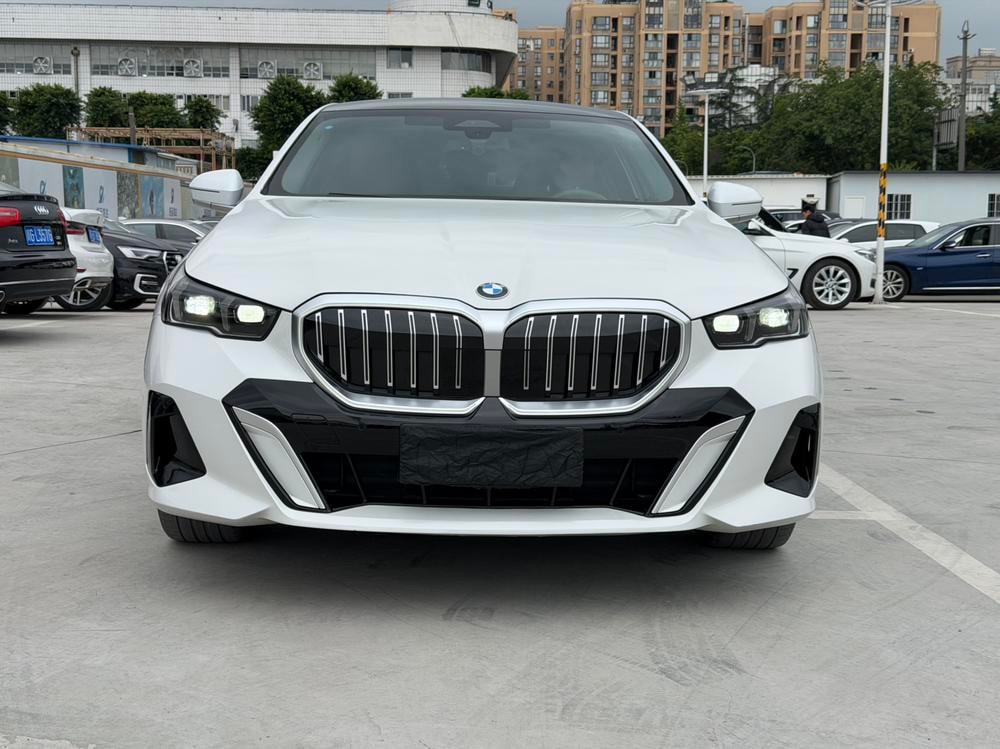 BMW 5-Series 2024 — фото автомобиля