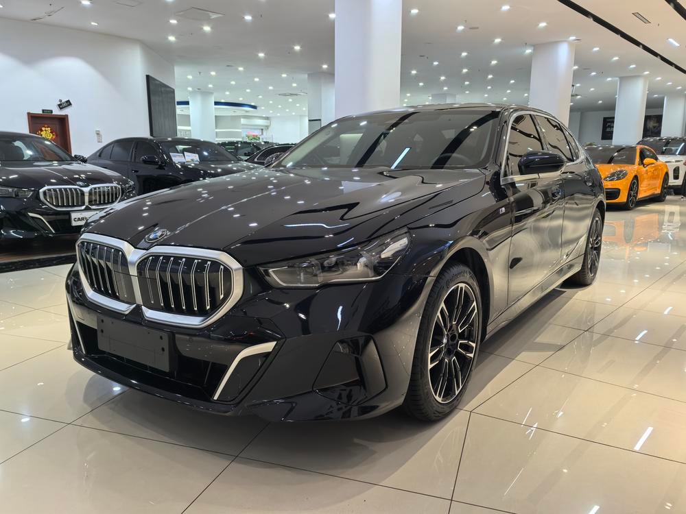 BMW 5-Series 2025 — фото автомобиля