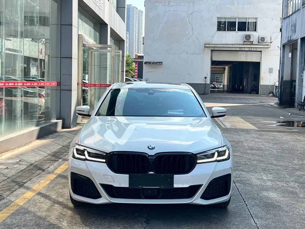 BMW 5-Series 2022 — фото автомобиля