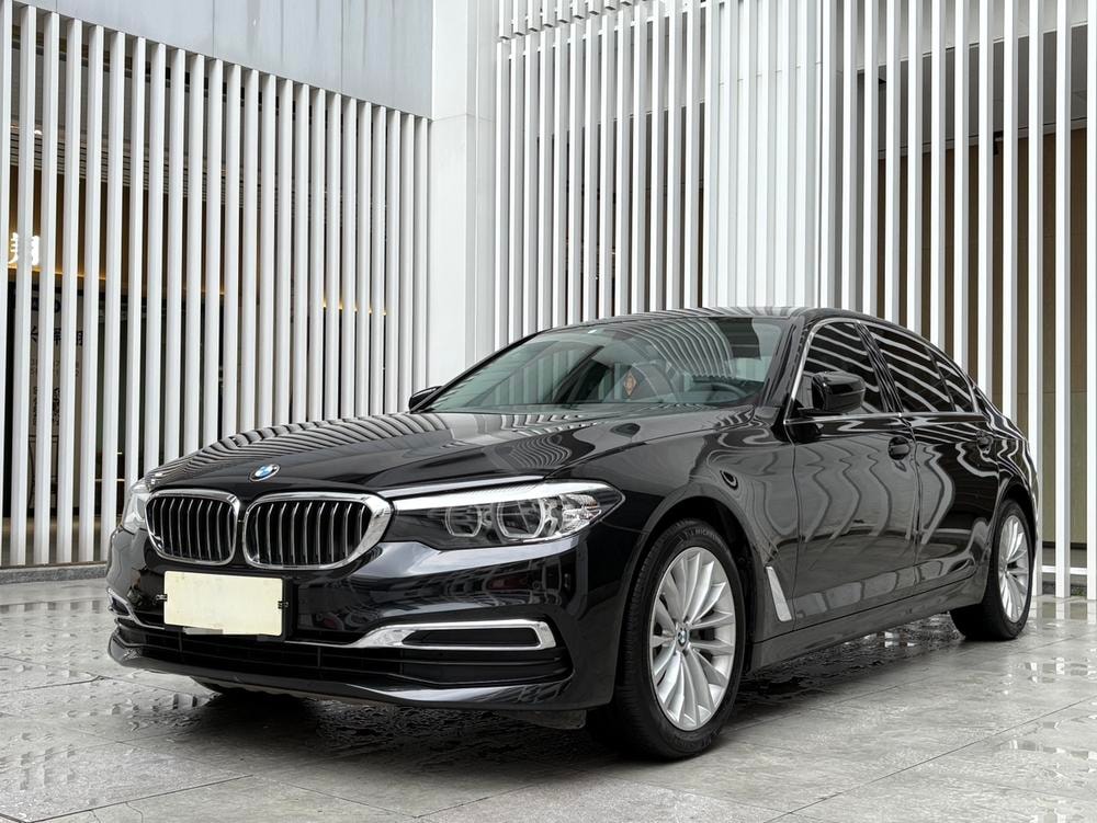 BMW 5-Series 2019 — фото автомобиля