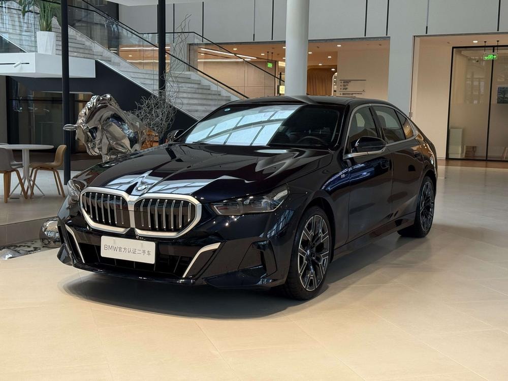 BMW 5-Series 2025 — фото автомобиля