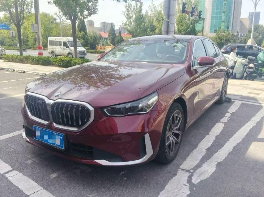 BMW 5-Series 2024 — фото автомобиля