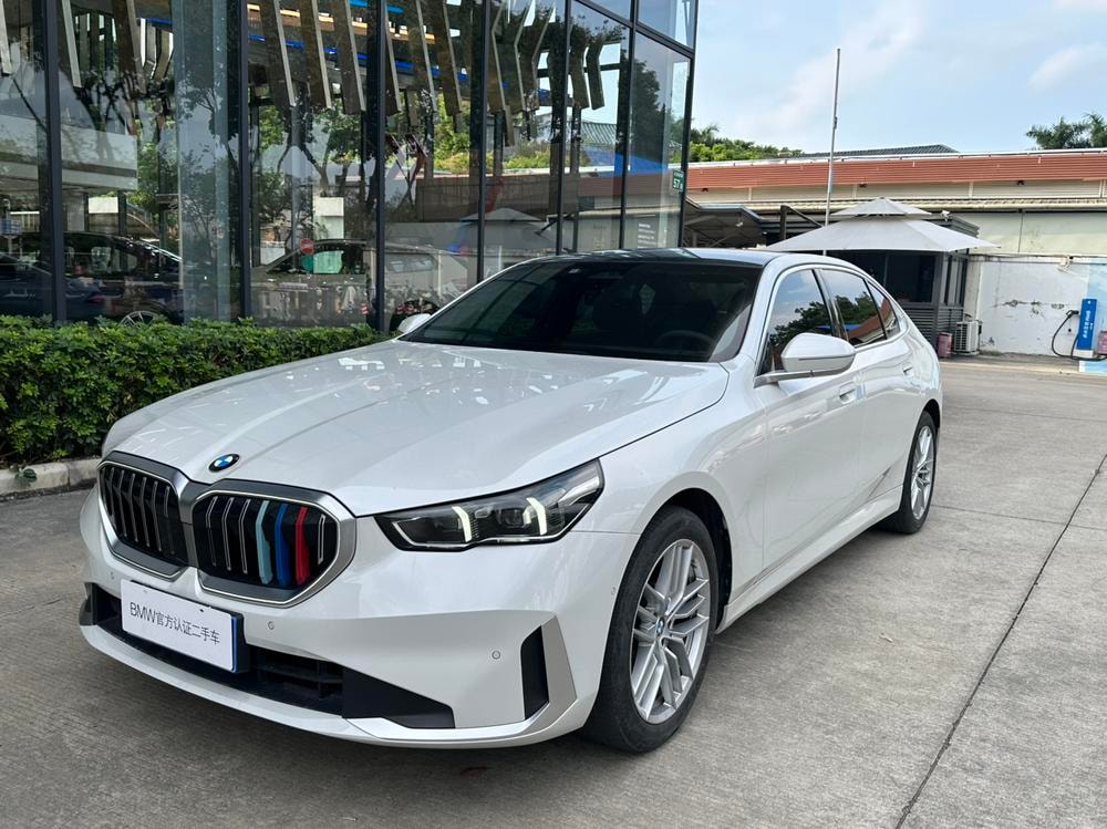 BMW 5-Series 2024 — фото автомобиля