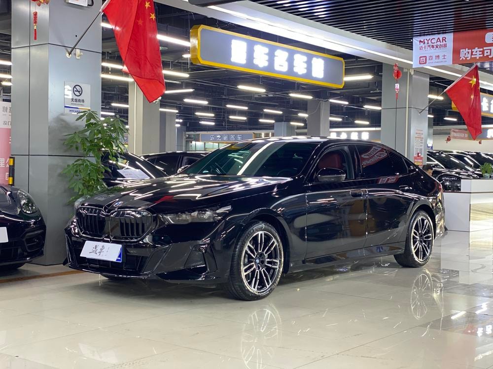 BMW 5-Series 2025 — фото автомобиля 1