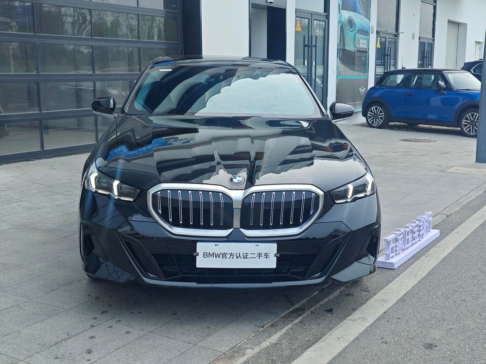 BMW 5-Series 2025 — фото автомобиля